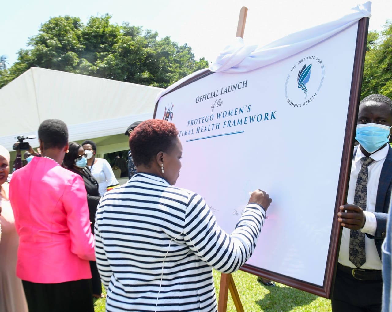 𝐇𝐞𝐚𝐥𝐭𝐡 𝐂𝐚𝐛𝐢𝐧𝐞𝐭 𝐒𝐞𝐜𝐫𝐞𝐭𝐚𝐫𝐲 𝐀𝐭𝐭𝐞𝐧𝐝𝐬 𝐖𝐨𝐦𝐞𝐧'𝐬 𝐎𝐩𝐭𝐢𝐦𝐚𝐥 𝐇𝐞𝐚𝐥𝐭𝐡 𝐅𝐫𝐚𝐦𝐞𝐰𝐨𝐫𝐤 𝐋𝐚𝐮𝐧𝐜𝐡 𝐢𝐧 𝐔𝐠𝐚𝐧𝐝𝐚 