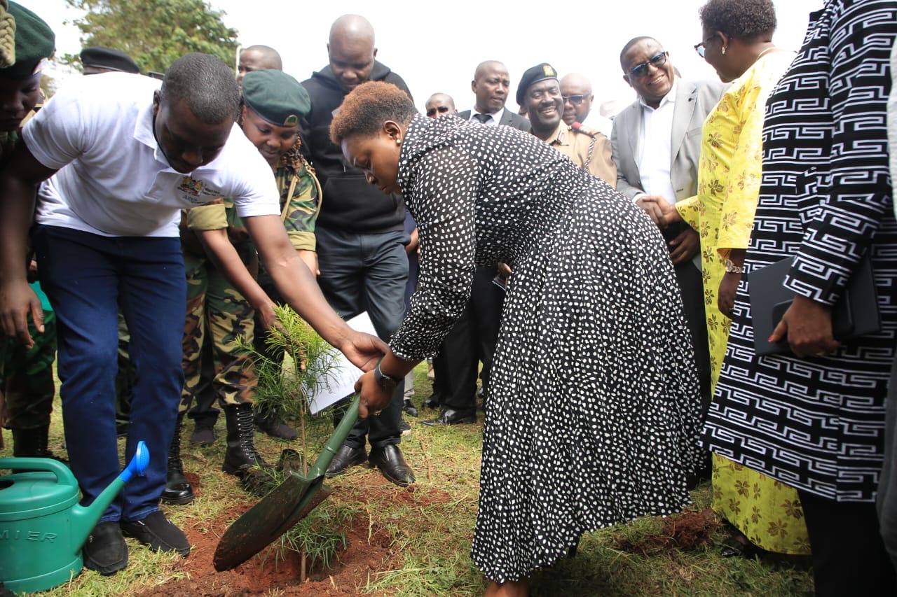 𝐇𝐞𝐚𝐥𝐭𝐡 𝐂𝐚𝐛𝐢𝐧𝐞𝐭 𝐒𝐞𝐜𝐫𝐞𝐭𝐚𝐫𝐲 𝐀𝐩𝐩𝐥𝐚𝐮𝐝𝐬 𝐂𝐨𝐦𝐦𝐮𝐧𝐢𝐭𝐲-𝐋𝐞𝐝 𝐄𝐟𝐟𝐨𝐫𝐭𝐬 𝐢𝐧 𝐂𝐨𝐦𝐛𝐚𝐭𝐭𝐢𝐧𝐠 𝐇𝐈𝐕/𝐀𝐈𝐃𝐒 𝐨𝐧 𝐖𝐨𝐫𝐥𝐝 𝐀𝐈𝐃𝐒 𝐃𝐚𝐲