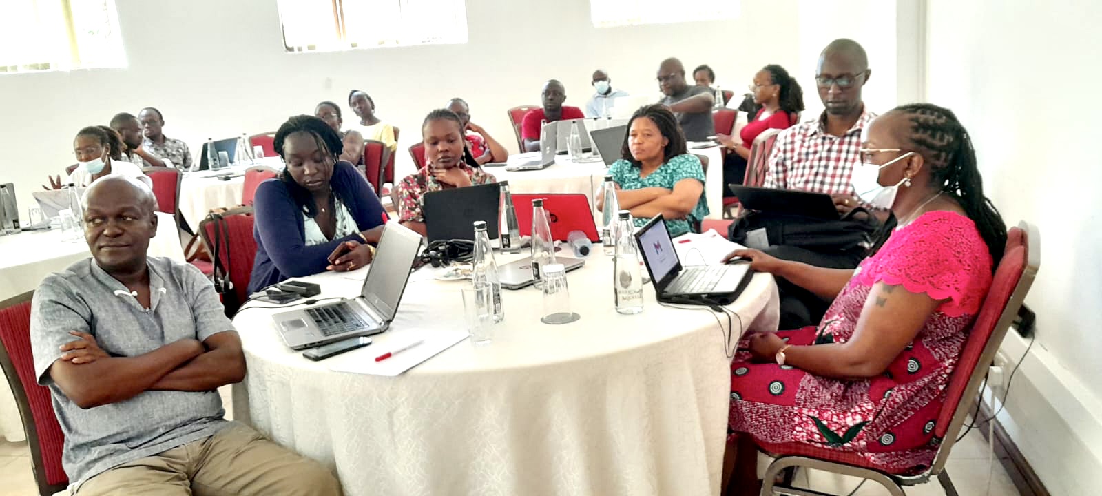 𝐀𝐝𝐯𝐚𝐧𝐜𝐢𝐧𝐠 𝐔𝐧𝐢𝐯𝐞𝐫𝐬𝐚𝐥 𝐇𝐞𝐚𝐥𝐭𝐡 𝐂𝐨𝐯𝐞𝐫𝐚𝐠𝐞: 𝐌𝐮𝐥𝐭𝐢-𝐒𝐞𝐜𝐭𝐨𝐫𝐚𝐥 𝐑𝐞𝐭𝐫𝐞𝐚𝐭 𝐨𝐧 𝐇𝐞𝐚𝐥𝐭𝐡 𝐅𝐢𝐧𝐚𝐧𝐜𝐢𝐧𝐠  