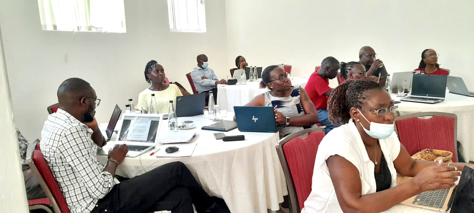 𝐀𝐝𝐯𝐚𝐧𝐜𝐢𝐧𝐠 𝐔𝐧𝐢𝐯𝐞𝐫𝐬𝐚𝐥 𝐇𝐞𝐚𝐥𝐭𝐡 𝐂𝐨𝐯𝐞𝐫𝐚𝐠𝐞: 𝐌𝐮𝐥𝐭𝐢-𝐒𝐞𝐜𝐭𝐨𝐫𝐚𝐥 𝐑𝐞𝐭𝐫𝐞𝐚𝐭 𝐨𝐧 𝐇𝐞𝐚𝐥𝐭𝐡 𝐅𝐢𝐧𝐚𝐧𝐜𝐢𝐧𝐠  