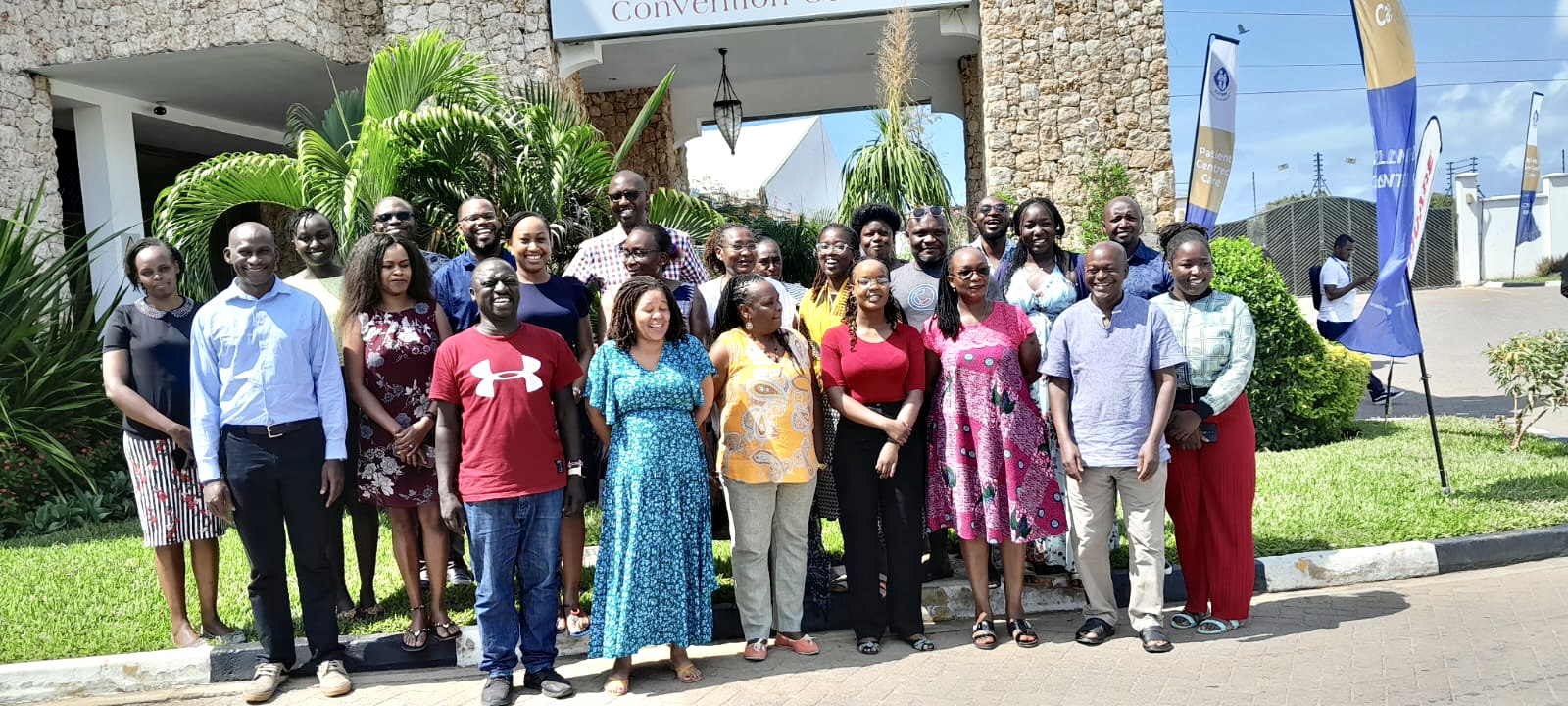 𝐀𝐝𝐯𝐚𝐧𝐜𝐢𝐧𝐠 𝐔𝐧𝐢𝐯𝐞𝐫𝐬𝐚𝐥 𝐇𝐞𝐚𝐥𝐭𝐡 𝐂𝐨𝐯𝐞𝐫𝐚𝐠𝐞: 𝐌𝐮𝐥𝐭𝐢-𝐒𝐞𝐜𝐭𝐨𝐫𝐚𝐥 𝐑𝐞𝐭𝐫𝐞𝐚𝐭 𝐨𝐧 𝐇𝐞𝐚𝐥𝐭𝐡 𝐅𝐢𝐧𝐚𝐧𝐜𝐢𝐧𝐠  