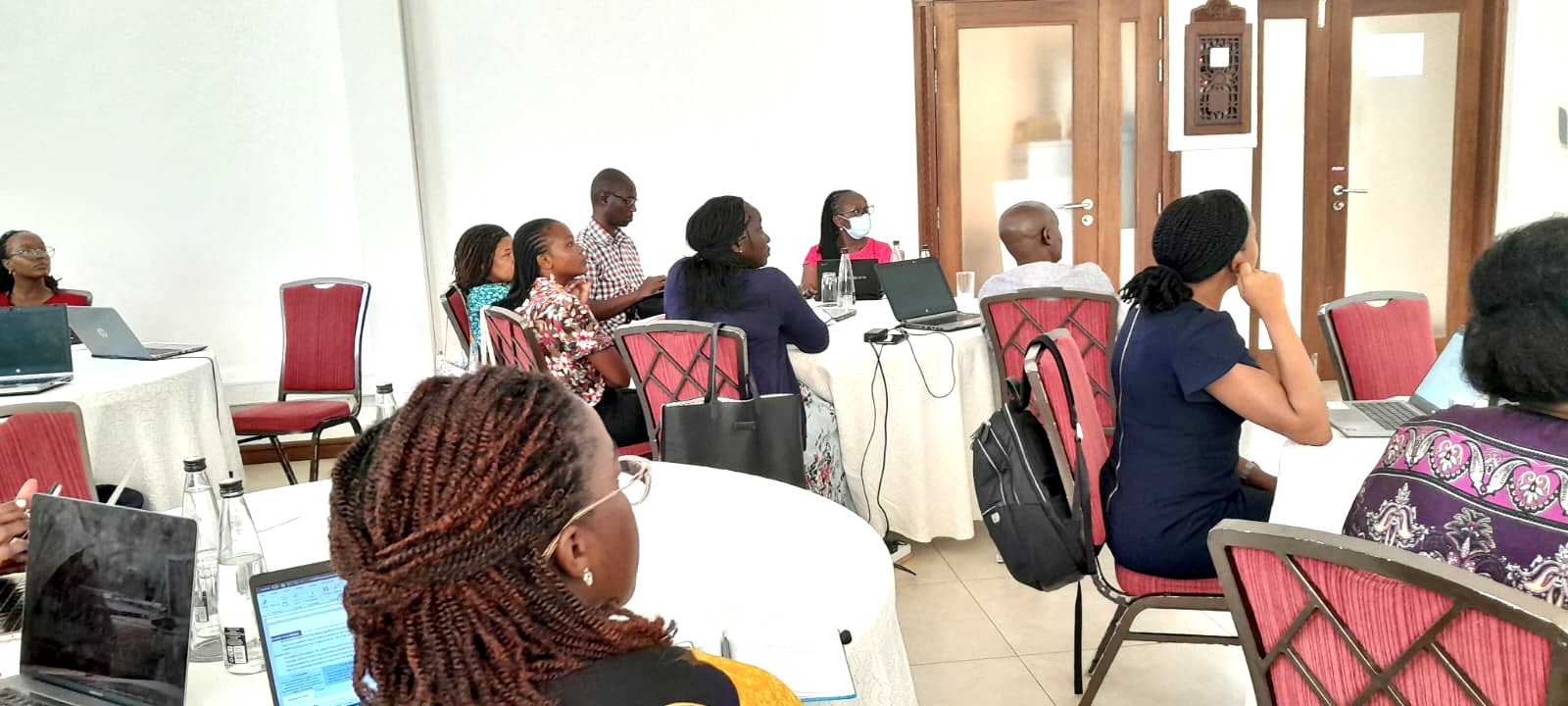 𝐀𝐝𝐯𝐚𝐧𝐜𝐢𝐧𝐠 𝐔𝐧𝐢𝐯𝐞𝐫𝐬𝐚𝐥 𝐇𝐞𝐚𝐥𝐭𝐡 𝐂𝐨𝐯𝐞𝐫𝐚𝐠𝐞: 𝐌𝐮𝐥𝐭𝐢-𝐒𝐞𝐜𝐭𝐨𝐫𝐚𝐥 𝐑𝐞𝐭𝐫𝐞𝐚𝐭 𝐨𝐧 𝐇𝐞𝐚𝐥𝐭𝐡 𝐅𝐢𝐧𝐚𝐧𝐜𝐢𝐧𝐠  